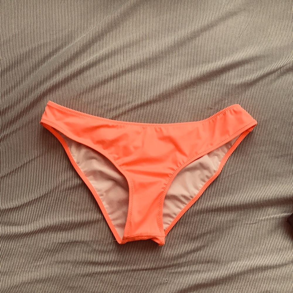Cheeky bikini bottoms 🍑